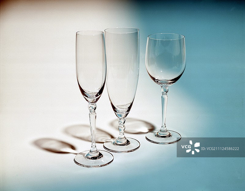 蓝白色背景上的三个不同高脚杯图片素材