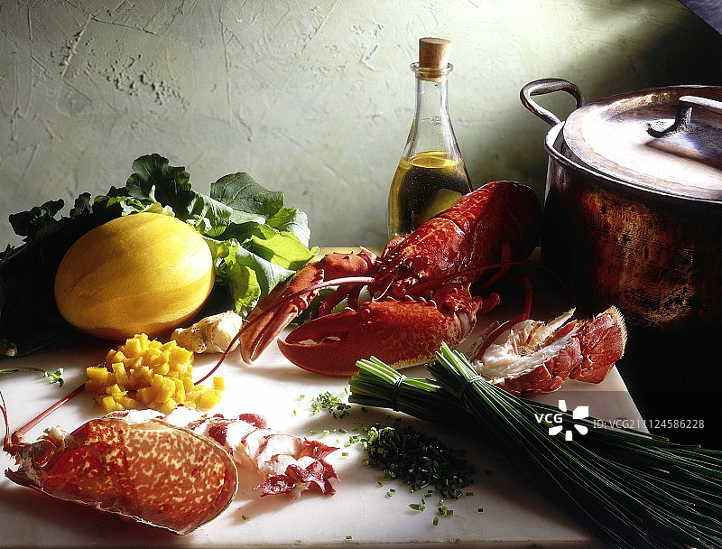 龙虾配芒果和韭菜，砧板上图片素材