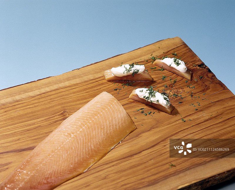 木制砧板上的腌制北极红点鲑图片素材