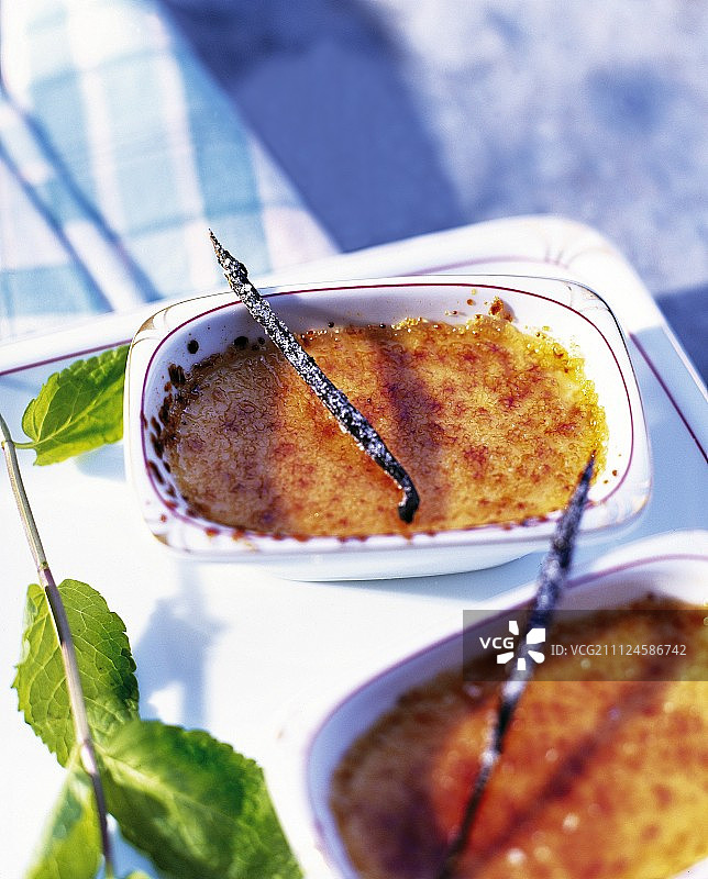 烤盘中的香草薄荷焦糖布丁图片素材