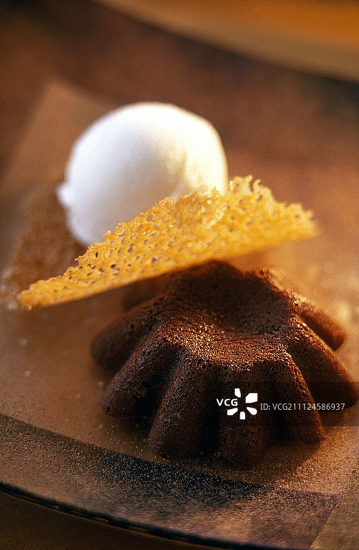 搭配椰子冰沙的巧克力蛋糕特写图片素材