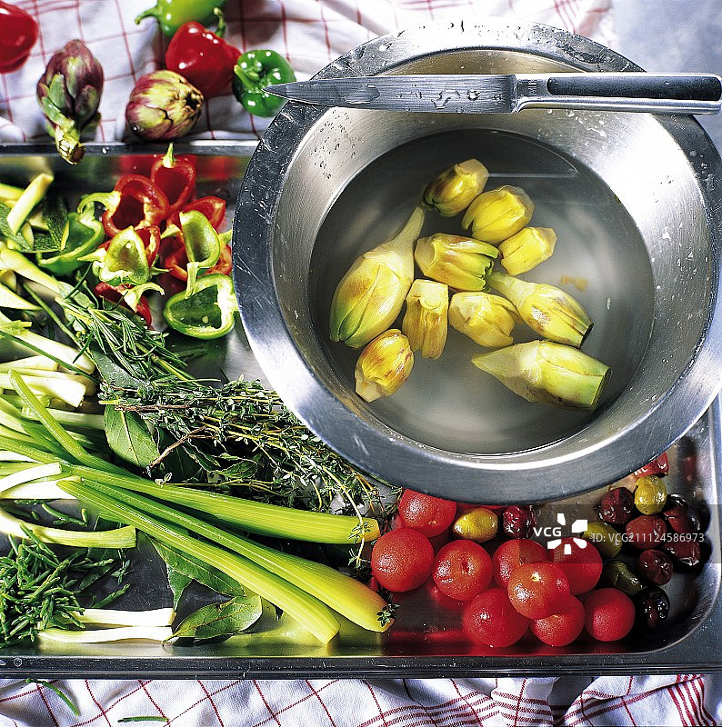 水壶中清洗干净的朝鲜蓟，俯视图片素材