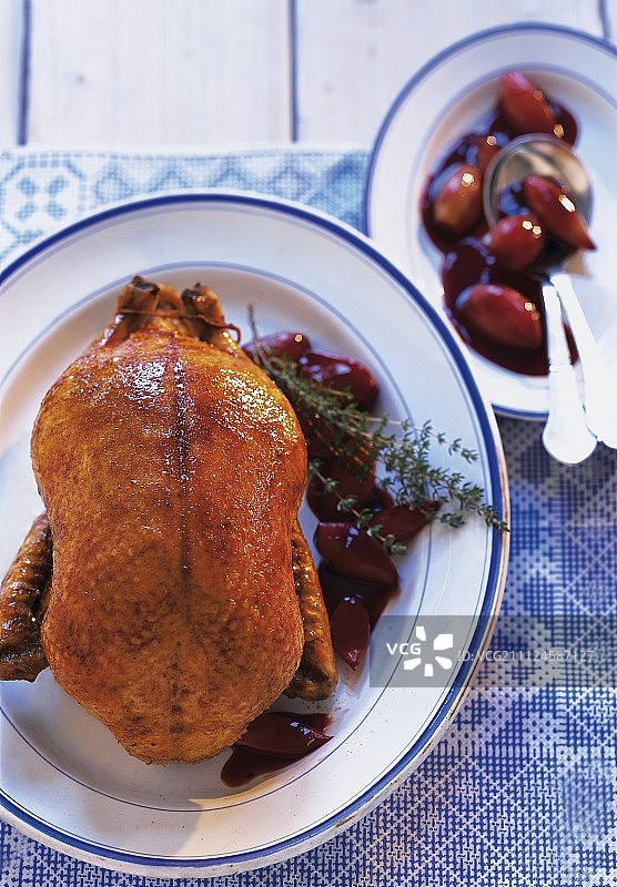 淋上红色酱汁的香脆烤鸭，俯视角度图片素材