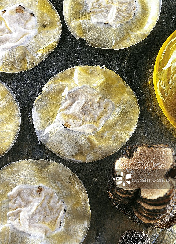 炸扇贝上的香脆千层酥皮图片素材