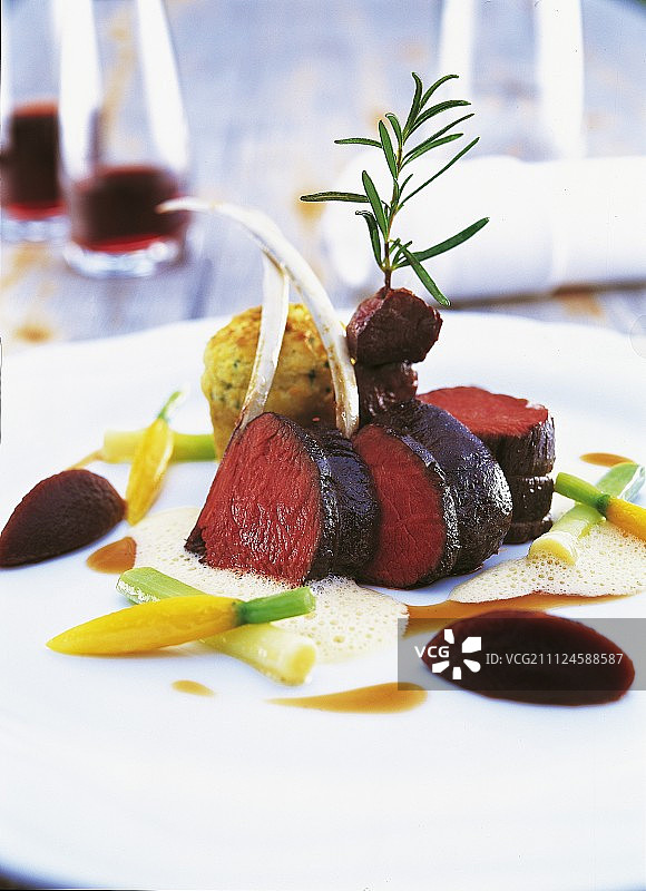 盘中鹿肉配白胡椒泡沫和苹果红酒泥图片素材
