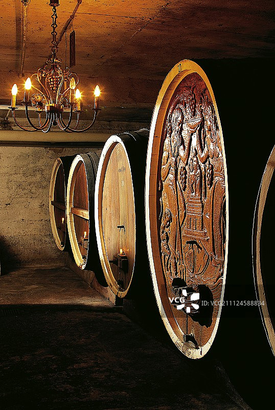 圣乌尔班斯霍夫酒庄的大桶雷司令葡萄酒图片素材