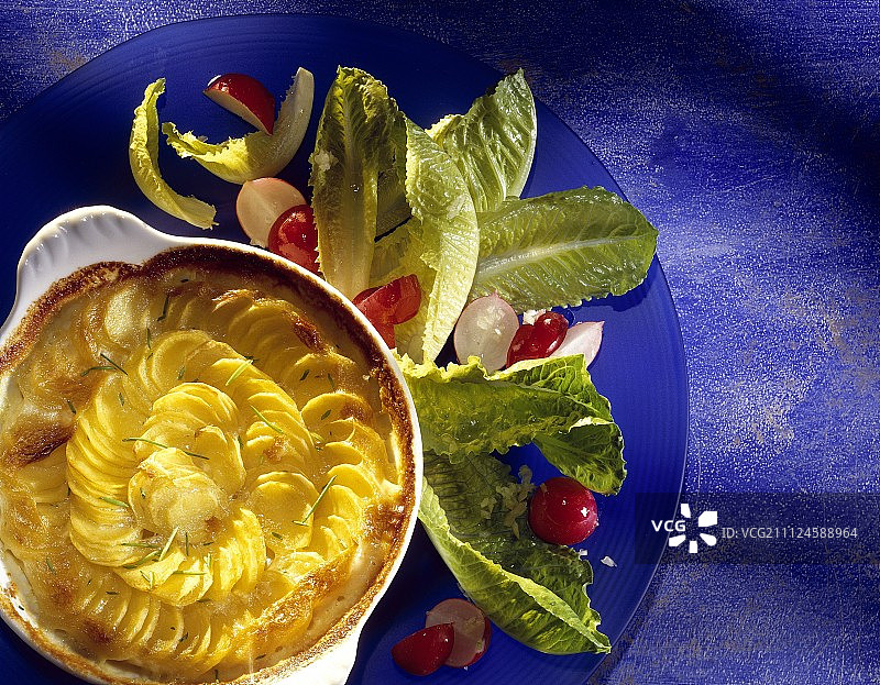 烤土豆搭配罗马生菜图片素材