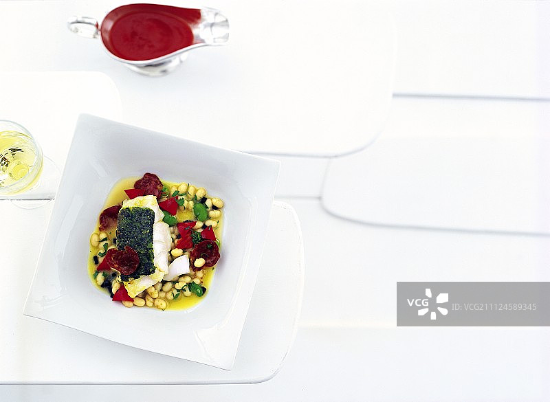 鳕鱼片配蒜蓉和胡椒图片素材