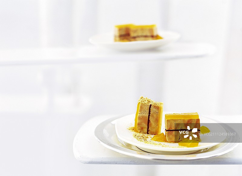 鹅肝配黑巧克力和瓜蜜冻图片素材