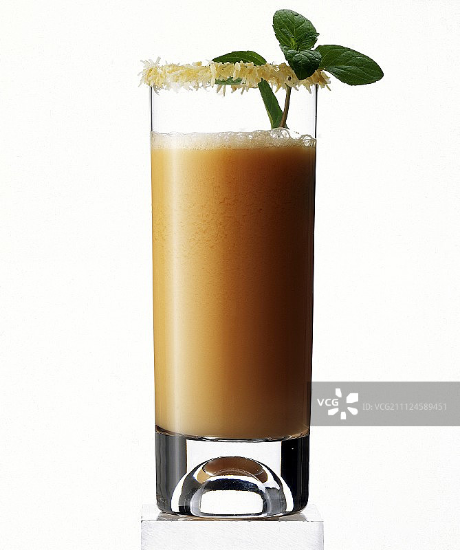 白色背景上的沙棘汁图片素材