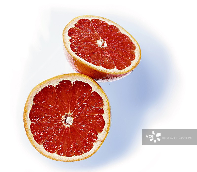 白色背景上的半个葡萄柚特写图片素材