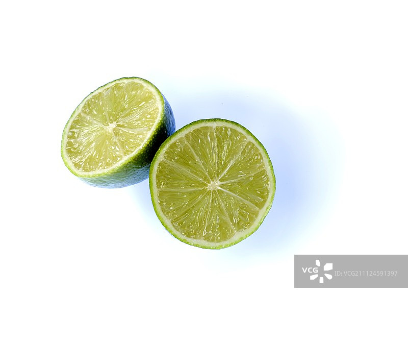 白色背景上的半个柠檬特写图片素材