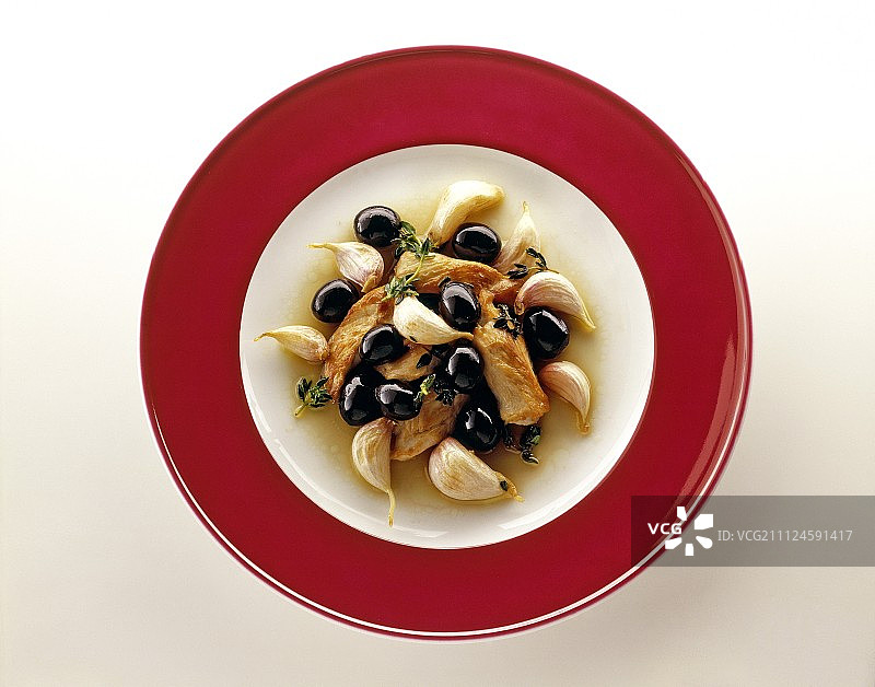 配黑橄榄的安达卢西亚鸡肉上菜盘图片素材
