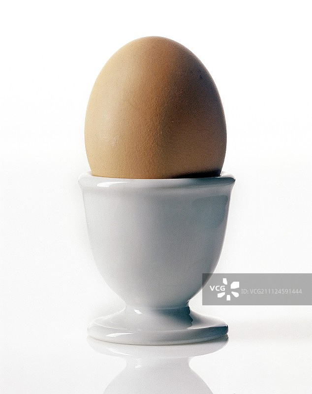 白色背景下的蛋杯煮鸡蛋图片素材