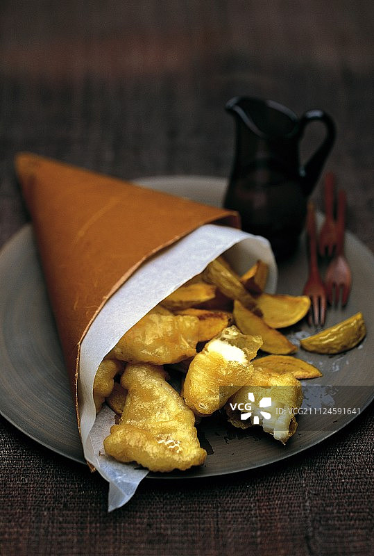 鱼、炸鱼薯条和土豆的盘子特写图片素材