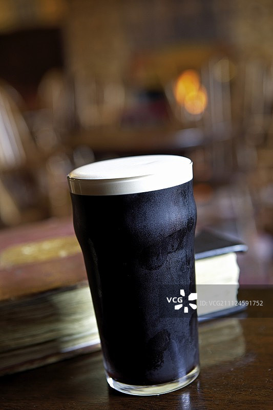 木桌上的爱尔兰啤酒杯图片素材