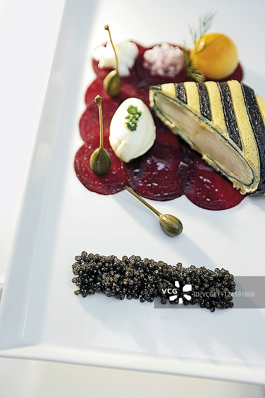 莫斯科巴尔茨科夫凯宾斯基酒店的鲟鱼鱼子酱和甜菜根特写图片素材