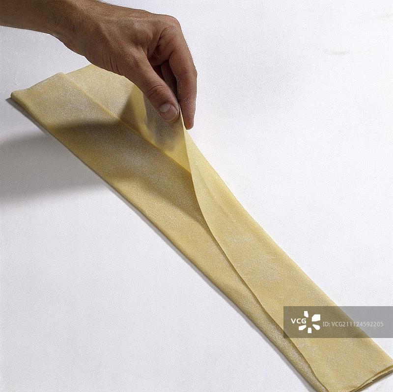 在白色背景上手工折叠三层条状意大利面图片素材