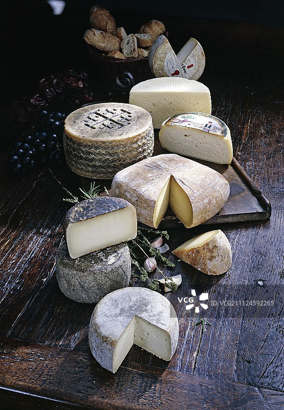 木质表面上的西班牙奶酪图片素材