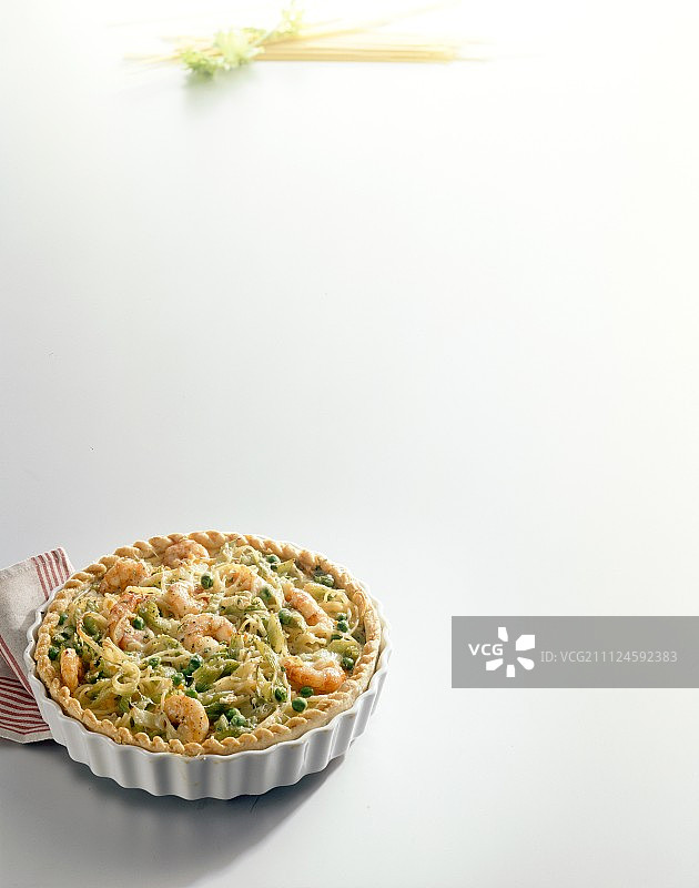 烤盘中的鲜虾蔬菜意面图片素材