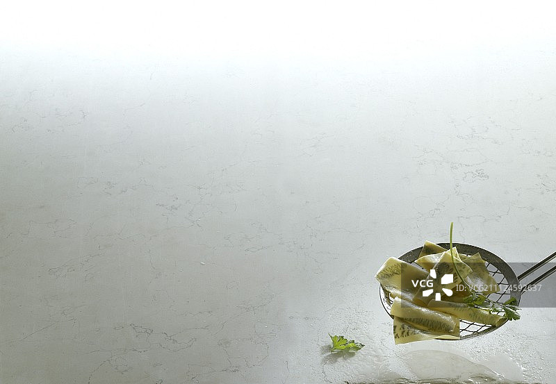 白色背景滤网中的草药面条，留白图片素材