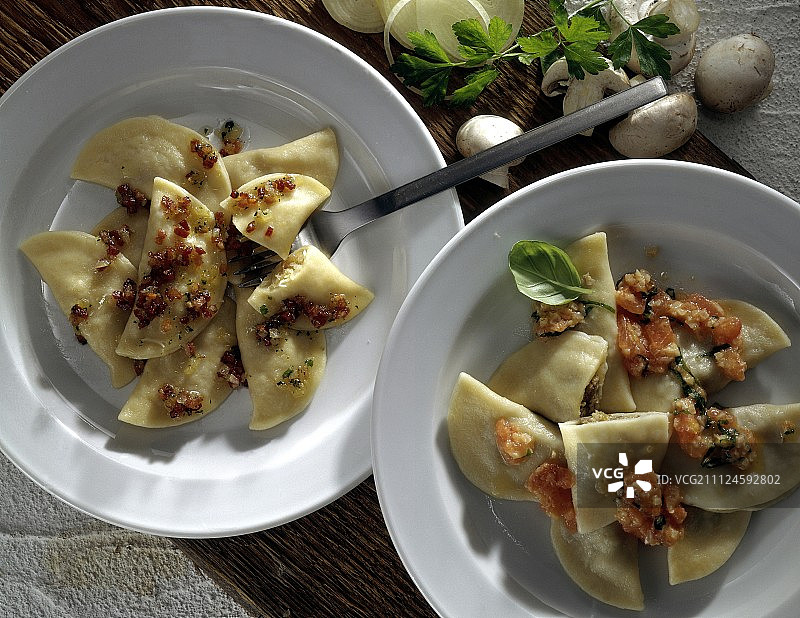 盘中西红柿肉馅酸菜饺子图片素材