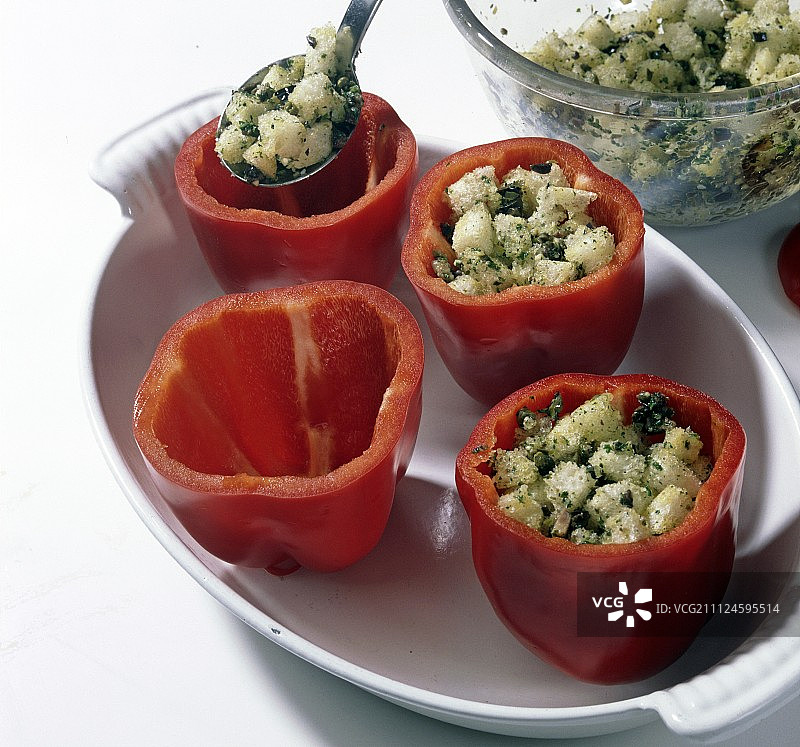 准备酿辣椒时，将空心辣椒塞满馅料，步骤5图片素材