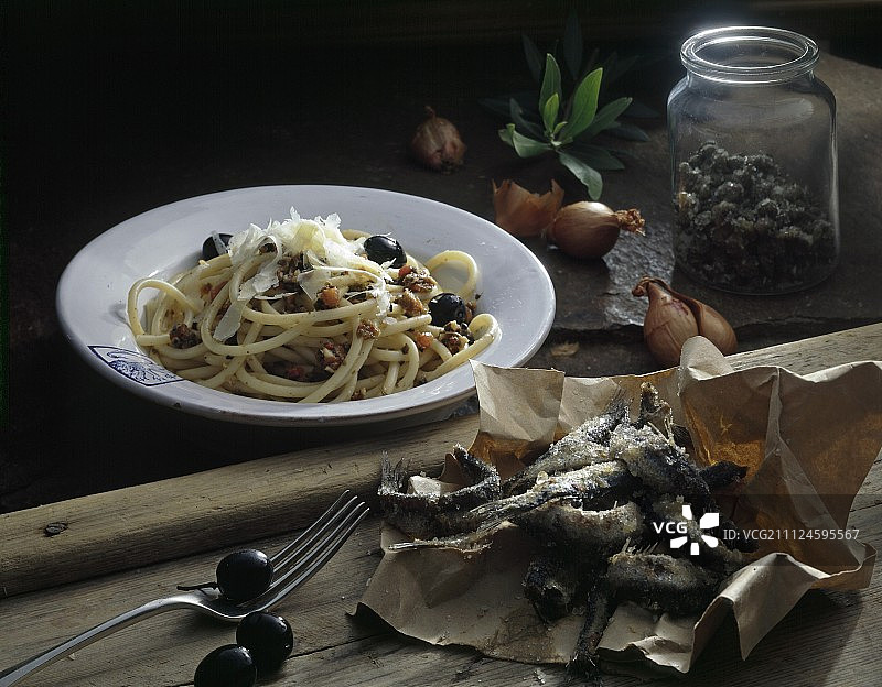 盘中意面配刺山柑酱汁图片素材