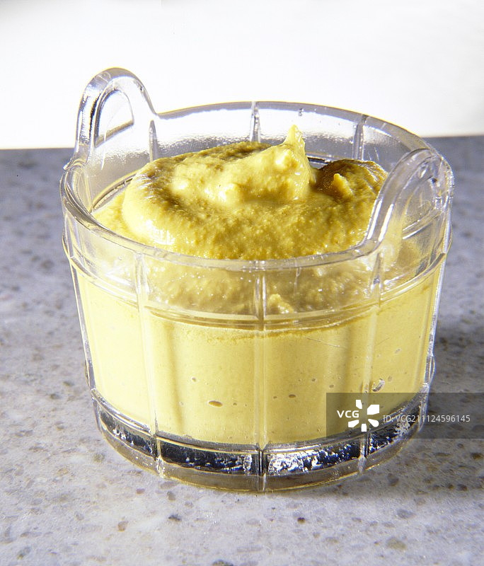 玻璃碗中黄色第戎芥末特写图片素材