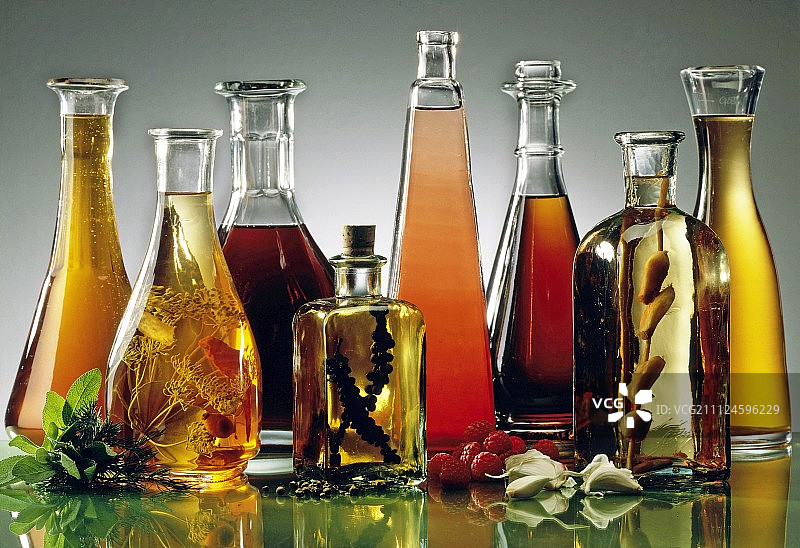 玻璃瓶中八种不同类型醋的特写图片素材