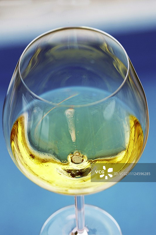 西班牙马略卡岛Bens D`Avall餐厅的玻璃杯中的白葡萄酒图片素材