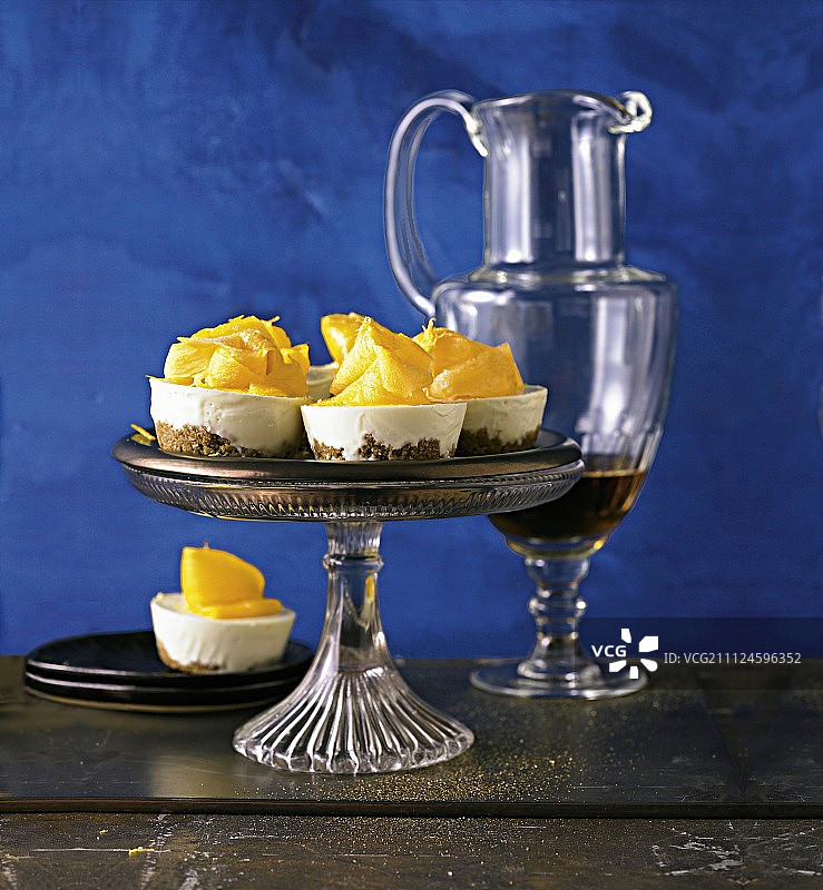 蛋糕架上的柠檬芝士蛋糕图片素材