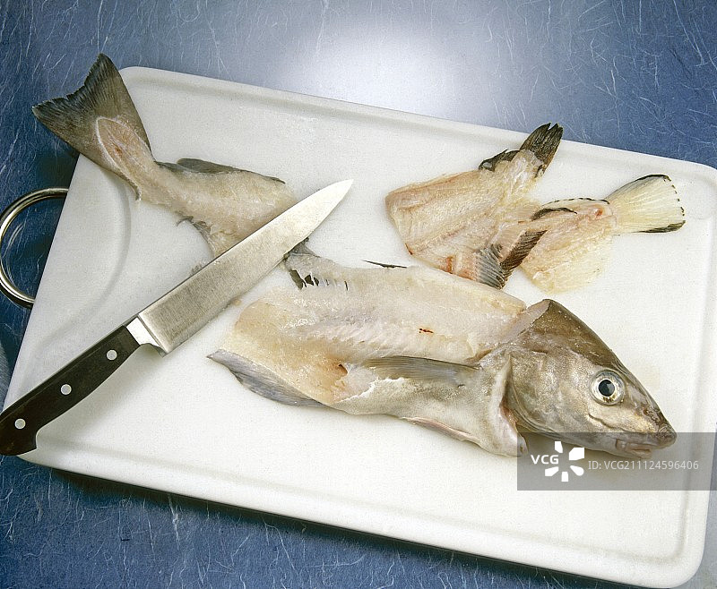 托盘上的鱼块和刀具图片素材