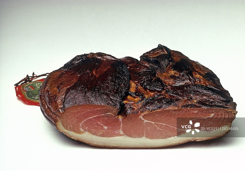 白色背景上的黑森林火腿图片素材