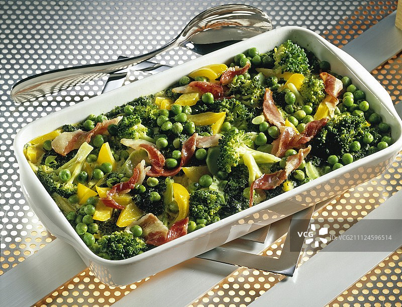 含菠菜、豌豆、西兰花和培根的蔬菜砂锅图片素材