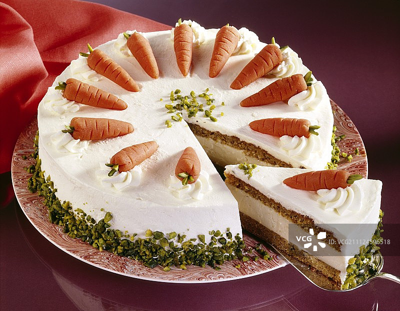 胡萝卜、开心果和柠檬奶油海绵蛋糕图片素材