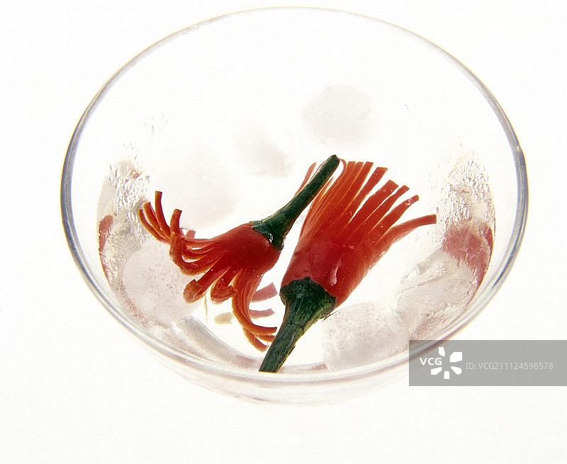 冰水中盛放辣椒的玻璃碗图片素材