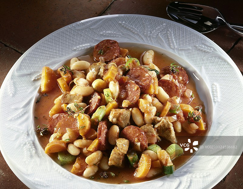 蒜肠、胡萝卜、猪肉和韭葱豆炖菜特写图片素材