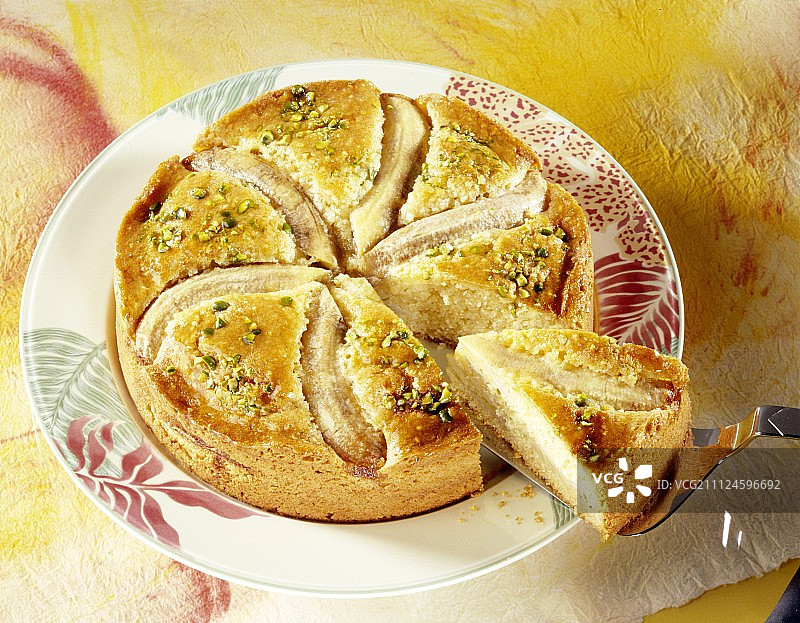 香蕉杏仁蛋糕，用完整香蕉和刮刀切片装饰图片素材