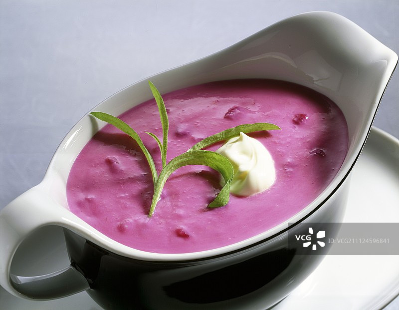 配面包和甜菜根的辣根酱图片素材