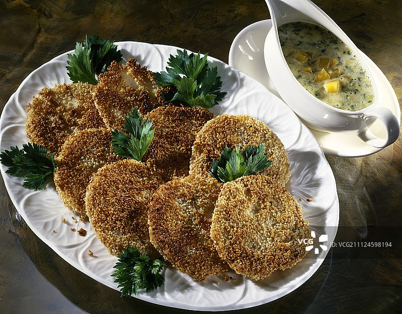 香脆芝麻壳炸芹菜配香草蛋黄酱图片素材