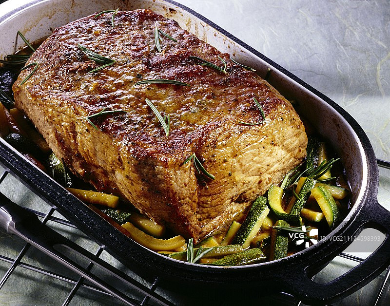 烤盘烤小牛肉配戈贡佐拉奶酪、西葫芦和迷迭香图片素材