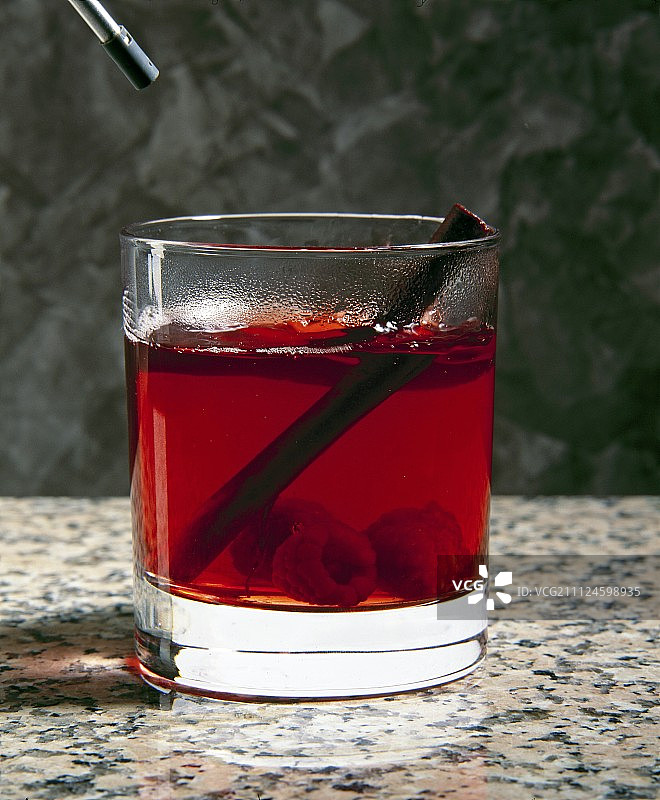玻璃杯中覆盆子潘趣酒特写图片素材