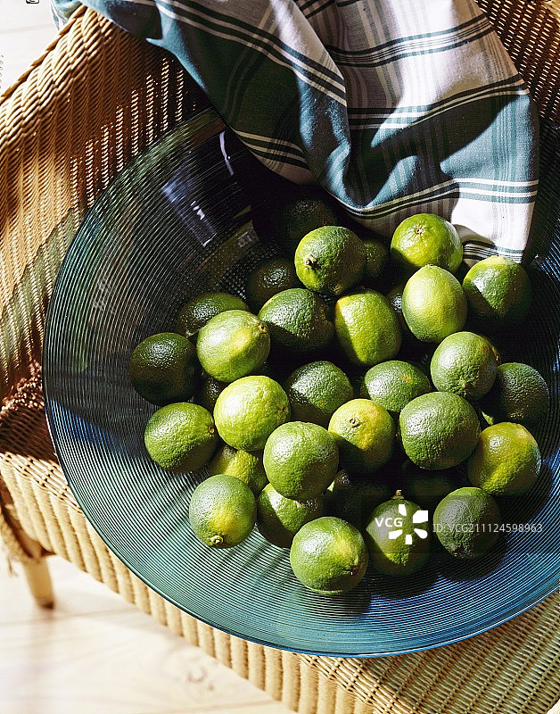 大碗里的青柠图片素材