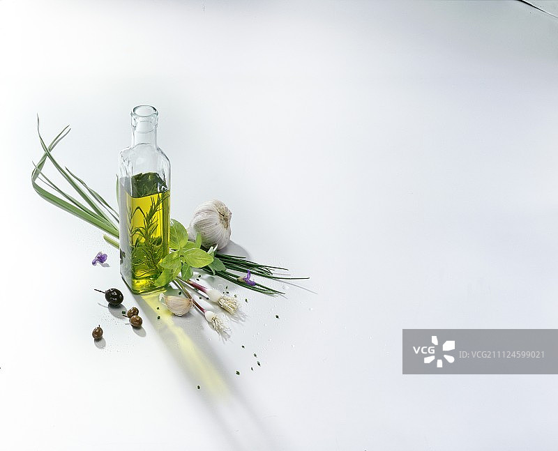 橄榄油瓶、大蒜、香草和橄榄图片素材