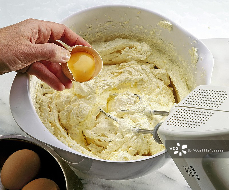 碗中蛋黄与面团混合图片素材