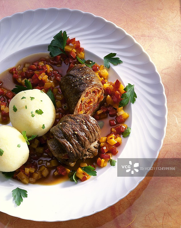 配酱汁、辣椒、培根和土豆丸子的卷肉卷图片素材