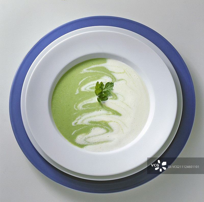 碗中香草双色欧芹绒汤图片素材