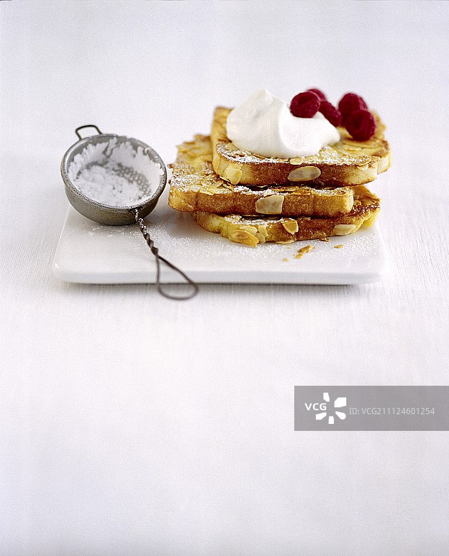 顶部有水果和滤网的法式吐司图片素材