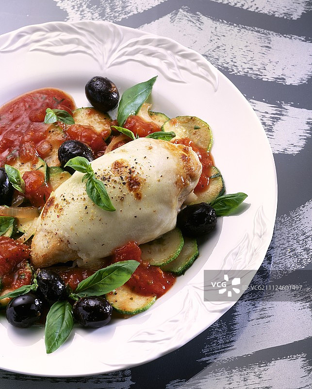烤鸡胸肉配西葫芦和橄榄特写图片素材